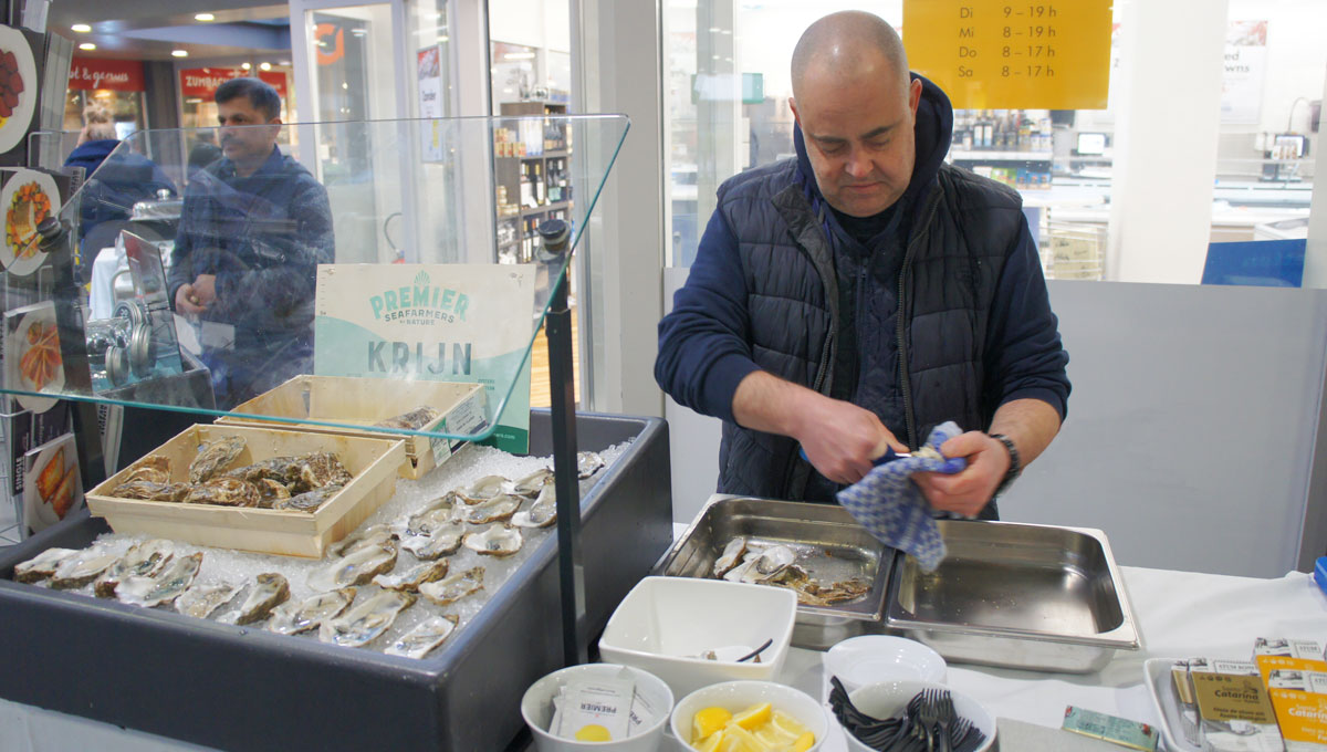 Andreas Altorfer schneidet Austern auf
